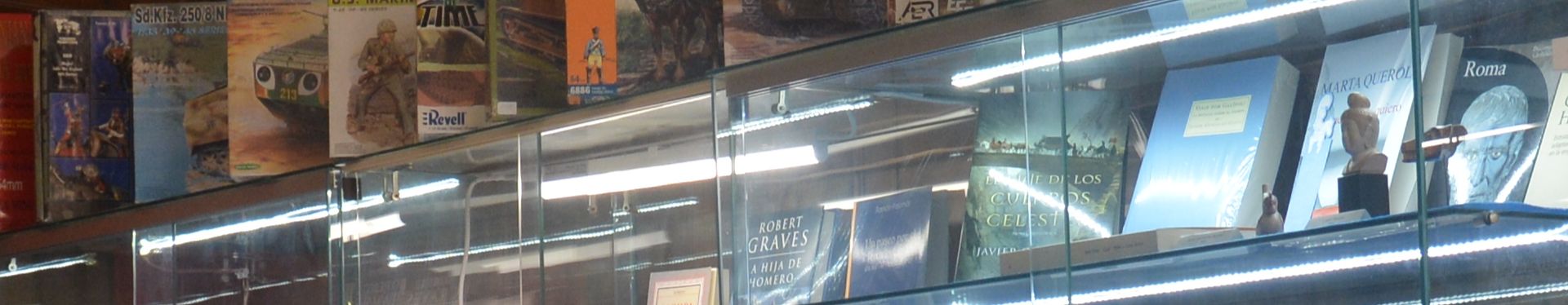 Vitrinas en la tienda del Museo L'Iber